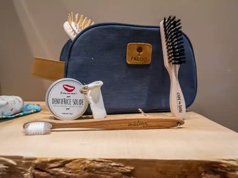 trousse de toilette zéro-déchet en voyage