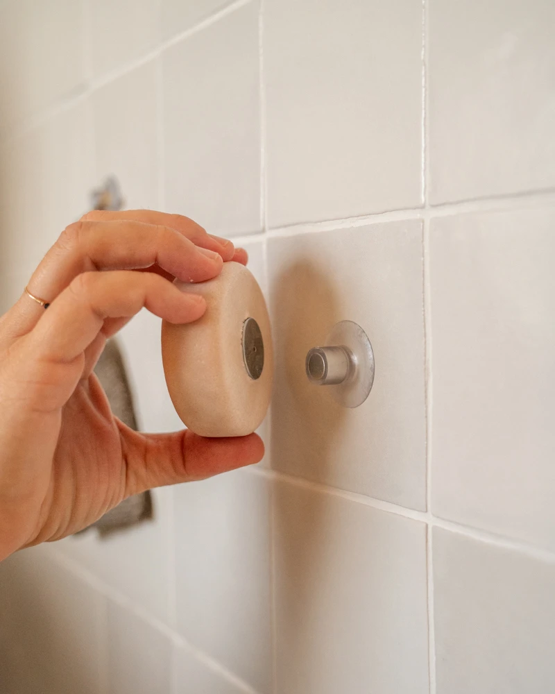 accrocher savon au porte-savon aimanté