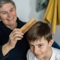 peigne en bois double